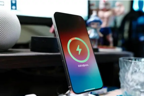 镇宁苹果15换屏服务分享用什么充电器给iPhone15充电更好 